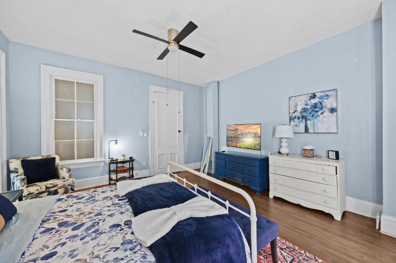 Elegant Manor w Private Yard & Modern Amenities - image 31