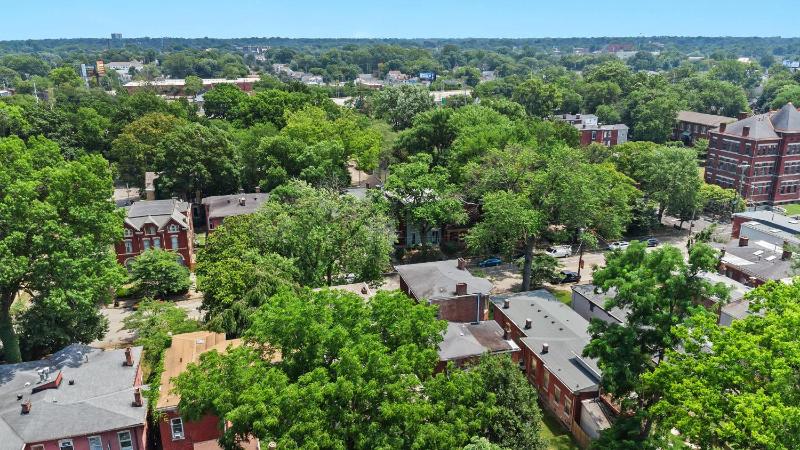 Elegant Manor w Private Yard & Modern Amenities - image 24
