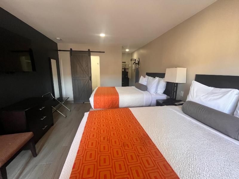 Queen Room with Two Queen Beds - Non-Smoking image 1