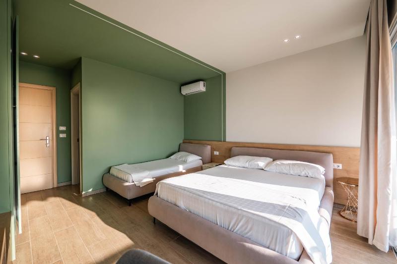 Deluxe Triple Room with Sea View image 4