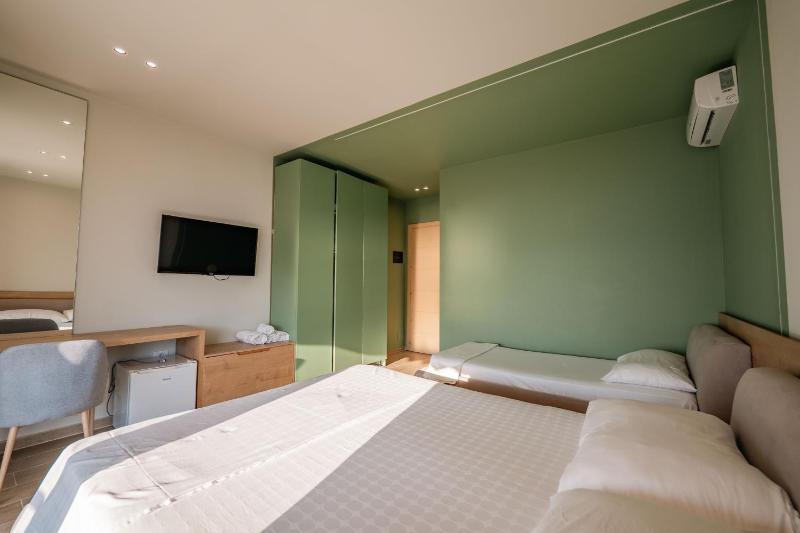 Deluxe Triple Room with Sea View image 3