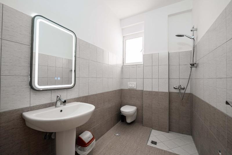 Double Room image 3