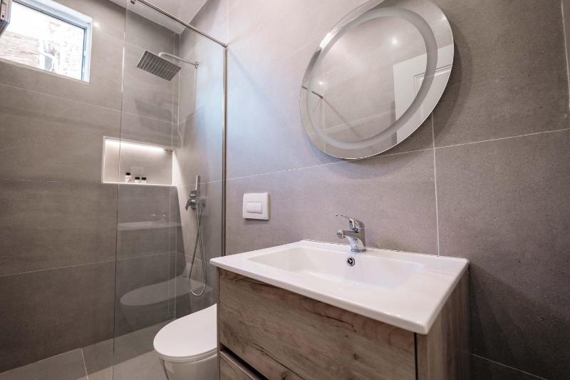 Deluxe Double Room with Sea View image 3