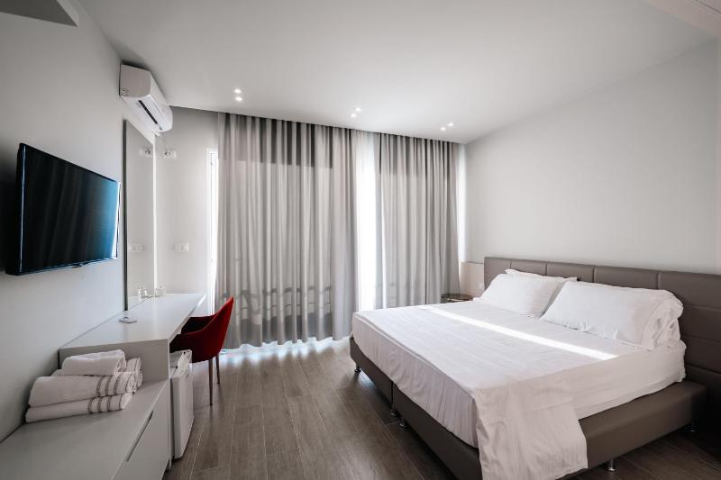 Deluxe Double Room with Sea View image 4