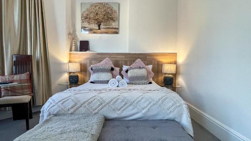 Deluxe Double Room with Side Sea View image 2