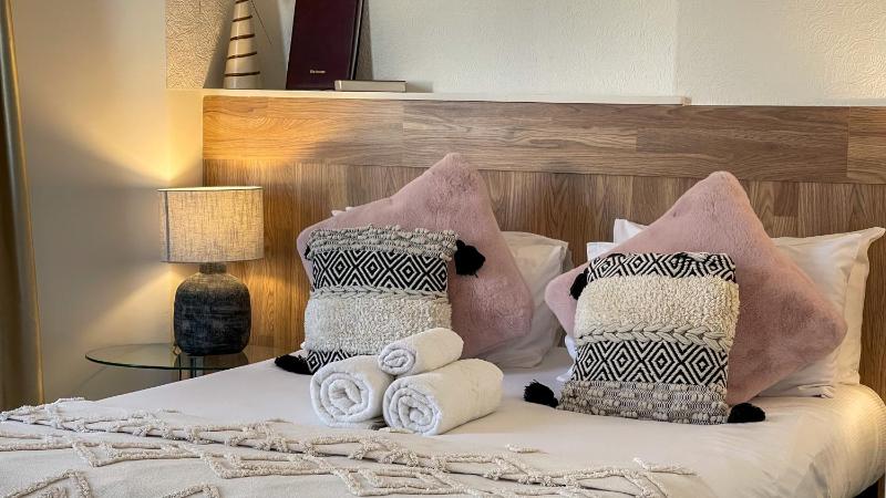 Deluxe Double Room with Side Sea View image 4