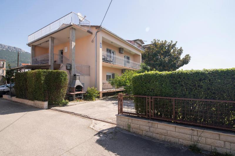 Apartments with parking space Kastel Stari Kastela - 24752 - image 1