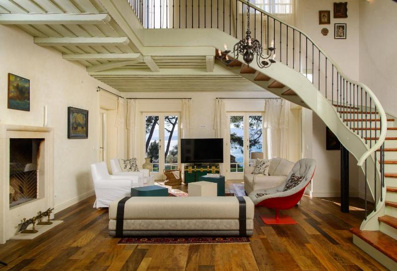 Elegant Brac Villa 4 Bedrooms Villa Shoreline Serenity Stunning Sea Views - image 33