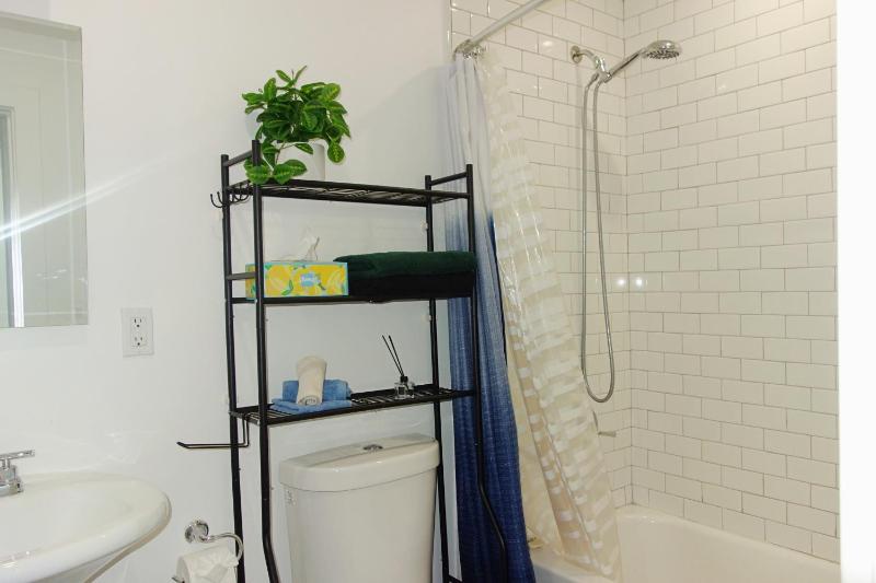 Casa Mid City - Centrally Located 1BR Getaway with Private Yard - image 14