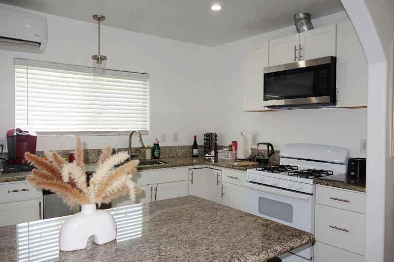 Casa Mid City - Centrally Located 1BR Getaway with Private Yard - image 3