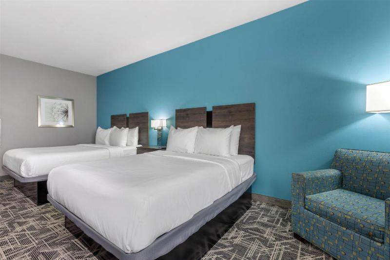 Queen Room with Two Queen Beds and Bath Tub - Mobility Accessible image 4
