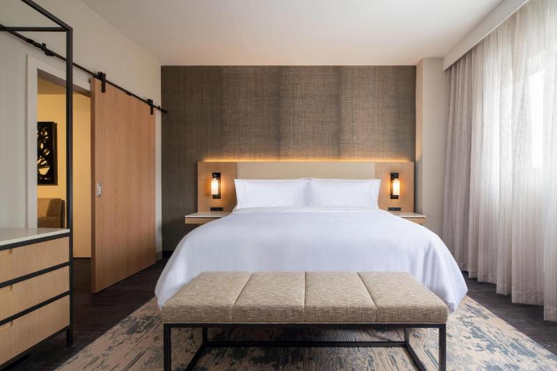 King Suite with Sofa Bed and Kitchenette image 4