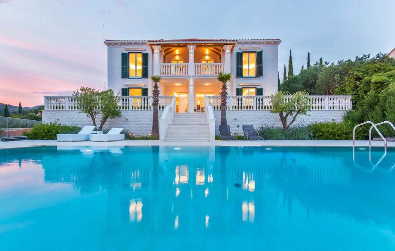 Beautiful Dubrovnik Villa 5 Bedrooms Villa Gold Dubrovnik Sea Views - image 1
