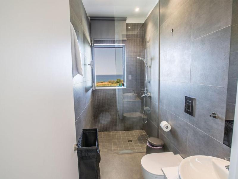Villa Papadopo - Luxury 3 Bedroom Villa With Private Pool Hot Tub And Sea Views - image 9