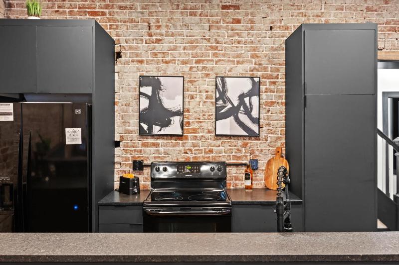 Unique Black Home in the Heart of Shelby Park - image 3