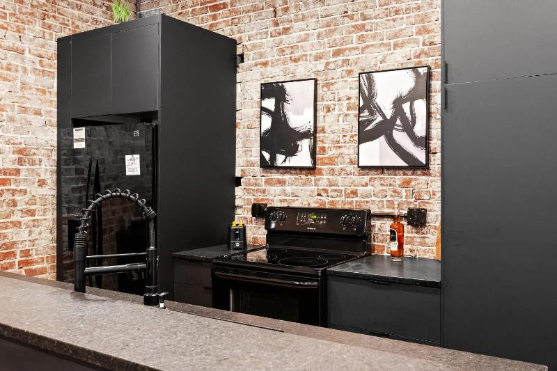 Unique Black Home in the Heart of Shelby Park - image 9