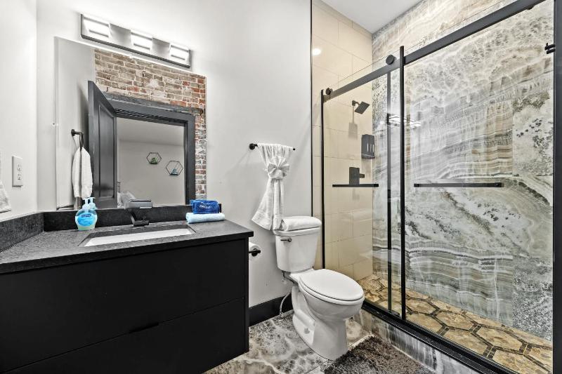 Unique Black Home in the Heart of Shelby Park - image 35