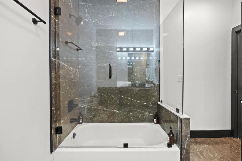 Unique Black Home in the Heart of Shelby Park - image 20