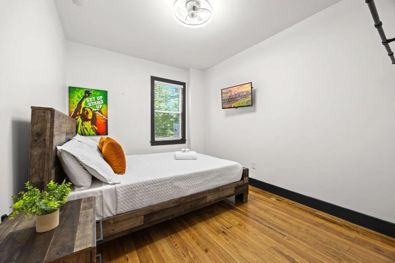 Unique Black Home in the Heart of Shelby Park - image 6