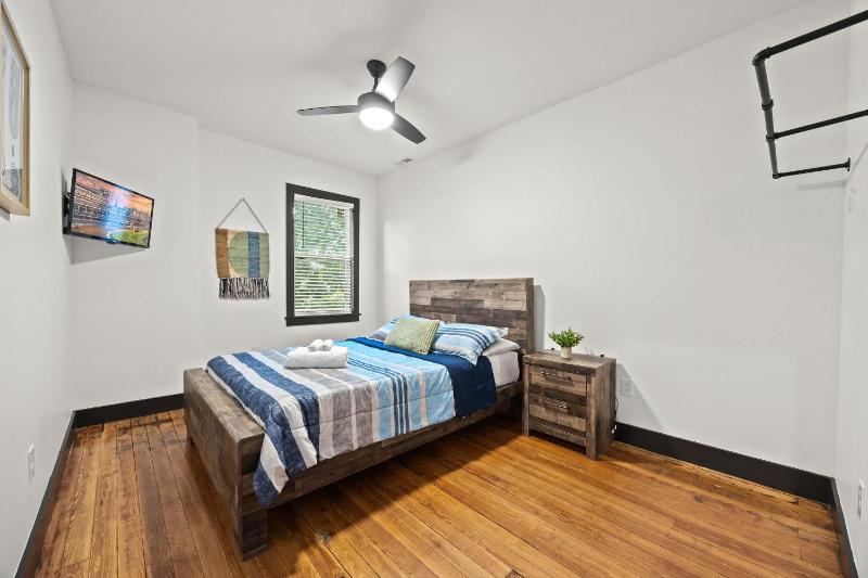Unique Black Home in the Heart of Shelby Park - image 39