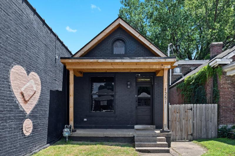 Unique Black Home in the Heart of Shelby Park - image 19