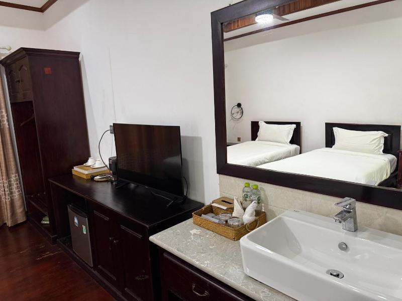 wisdom hotel - image 4