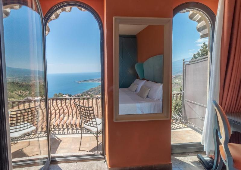 Superior Double Room with Sea View image 4
