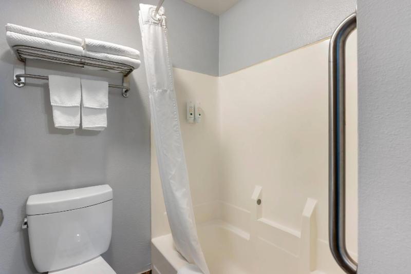 Queen Room with Two Queen Beds - Non-Smoking image 4