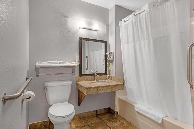 King Room with tub - Accessible/Non-Smoking image 4