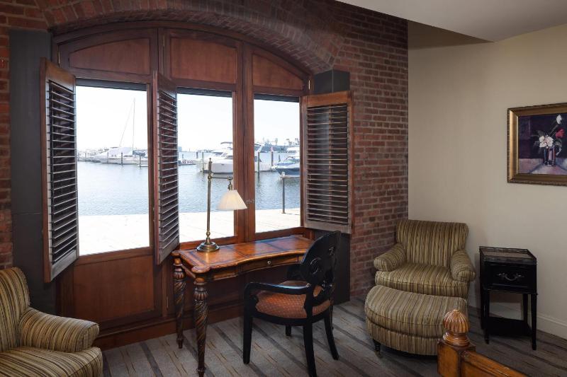 1 King Bed, Harbor View image 3