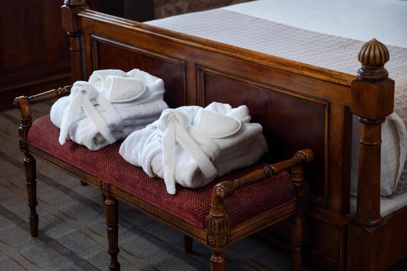 2 Queen Beds image 4