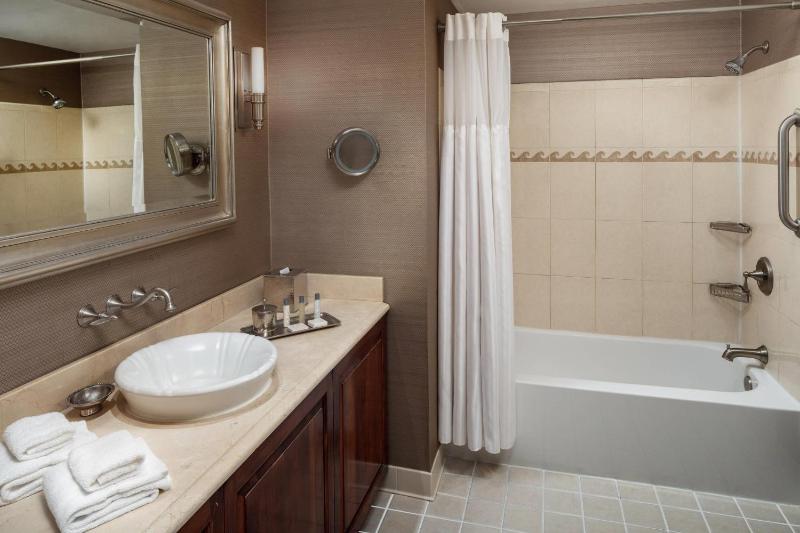 1 Queen Bed, Harbor View image 4