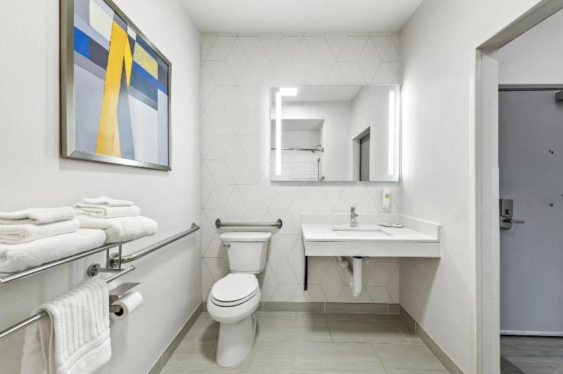 King Suite - Accessible/Non-Smoking image 4