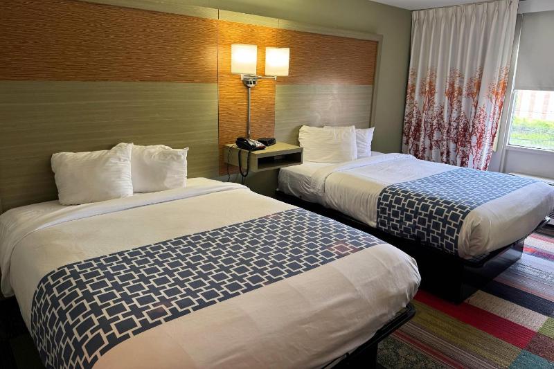 Queen Room with Two Queen Beds - Non-Smoking image 4