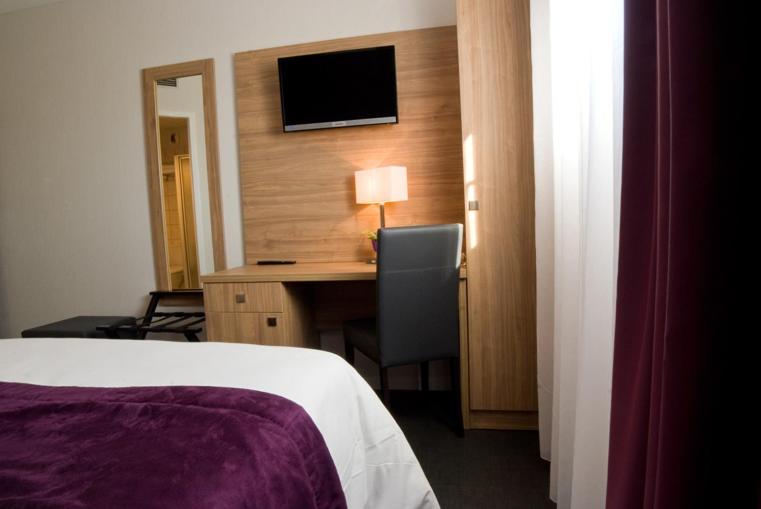 Standard Twin Room image 2