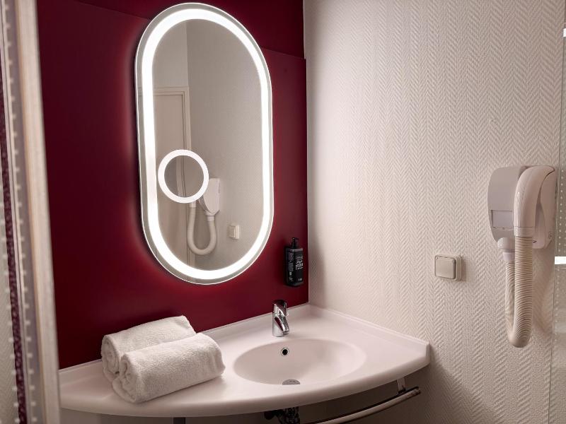 Standard Double Room image 3