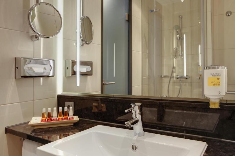 Standard Double or Twin Room image 4