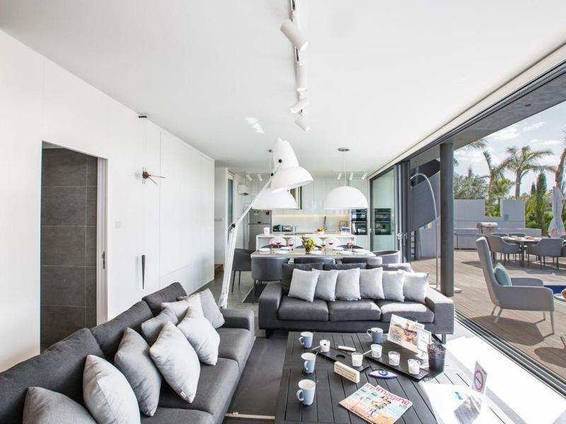 Villa Papadopo - Luxury 3 Bedroom Villa With Private Pool Hot Tub And Sea Views - image 3