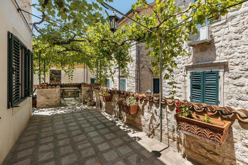 One-Bedroom Apartment with Terrace image 3