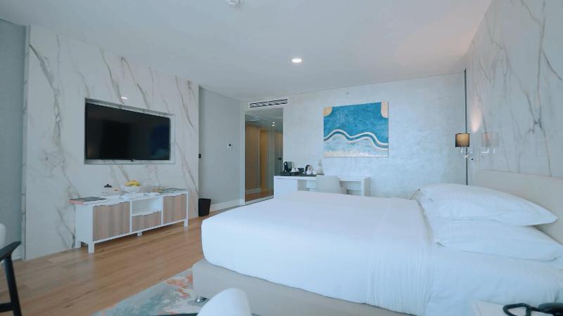 Deluxe Double Room with Sea View image 3