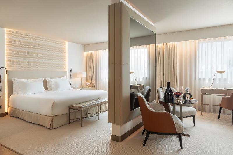 Deluxe Suite image 3