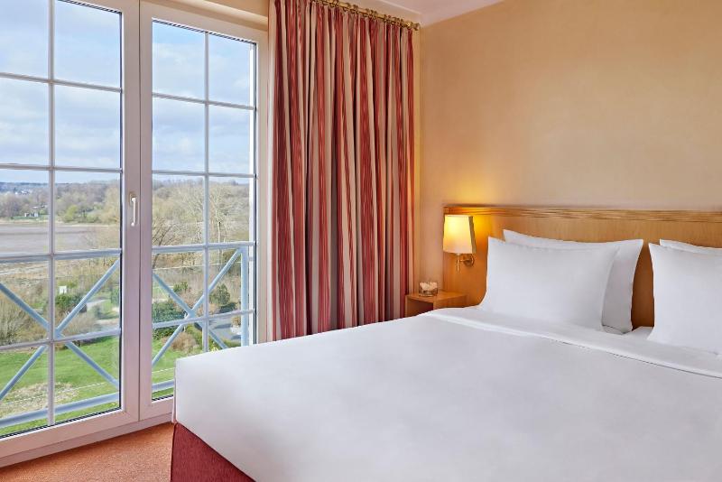 One-Bedroom Suite image 3