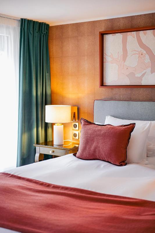 Deluxe Double Room with Balcony image 4