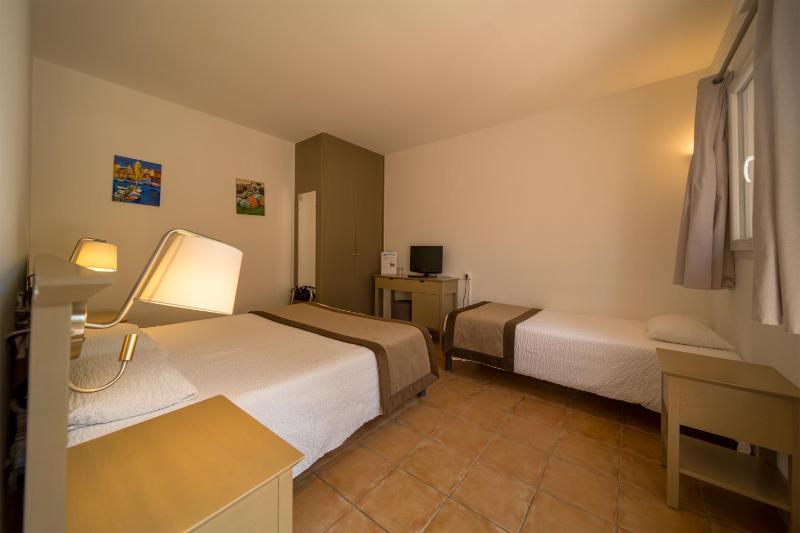 Twin Room image 4