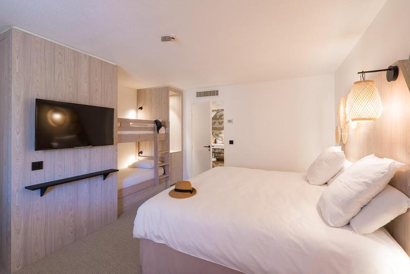 Deluxe Room with Double Bed and Bunk Beds image 1