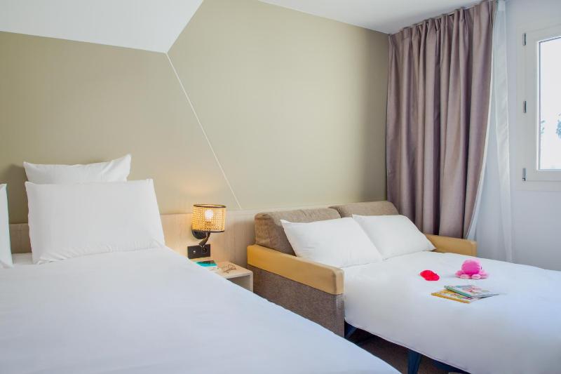 Classic Family Room with Double Bed and Single Sofa Bed  image 3