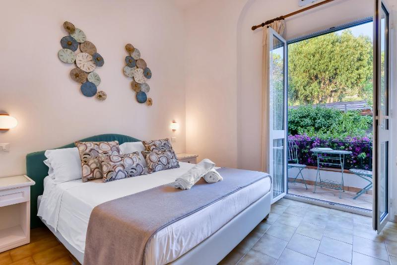Standard Double Room image 3