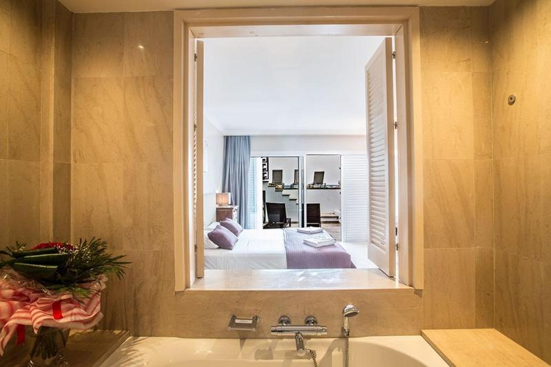 Villa Fig Tree Bay Seafront Luxury 5Bdr Seafront Protaras - image 11
