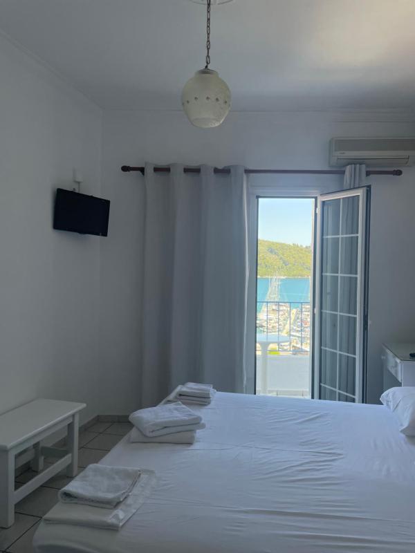 Double or Twin Room with Sea View image 3