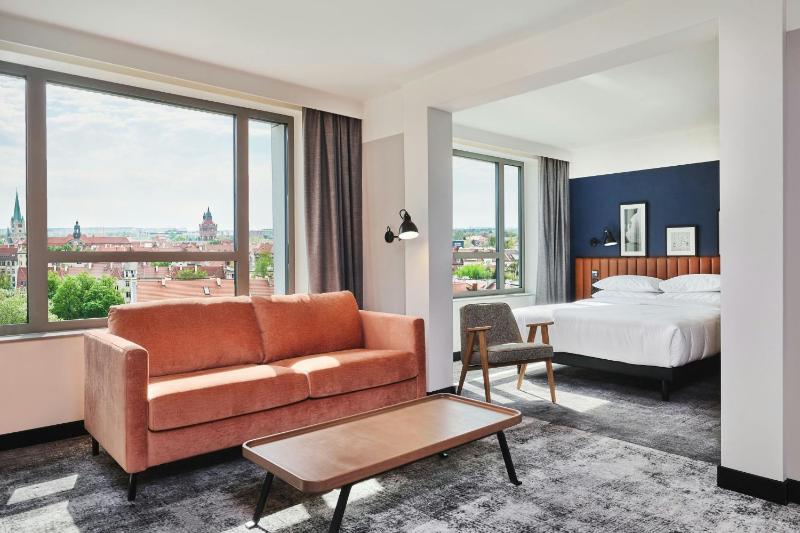 Deluxe King Room with Sofa Bed and City View image 1